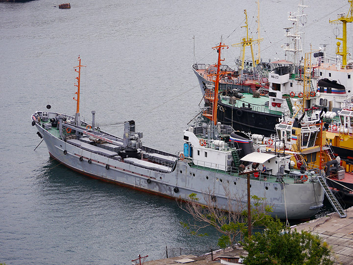 Морской транспорт вооружений "ВТР-94" Черноморского флота у причала