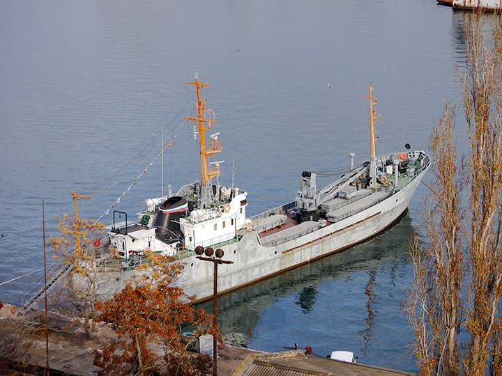 Морской транспорт вооружений "ВТР-94" с флагами расцвечивания