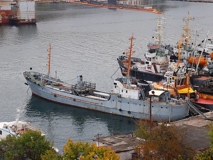 Морской транспорт вооружений ВТР-94 у причала