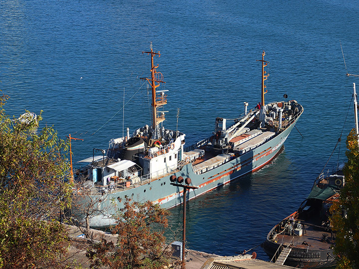 Морской транспорт вооружений ВТР-94 у причала в Севастополе