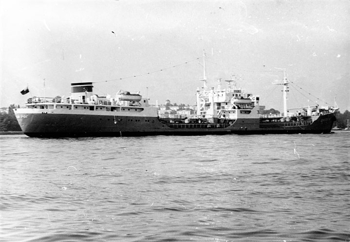 Средний морской танкер "Золотой Рог" в Севастопольской бухте